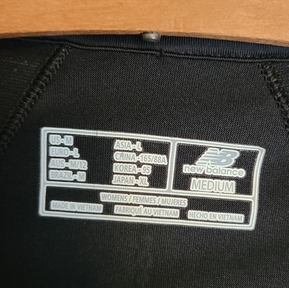 New Balance On the Run Black Pullover - Picture 5 of 8